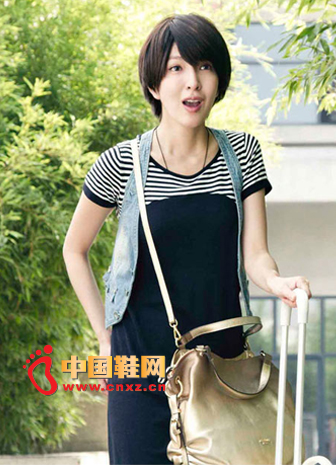 Dark blue dress on the body, the stripe on the shoulder is very cute, and then a denim vest, fresh and pleasant