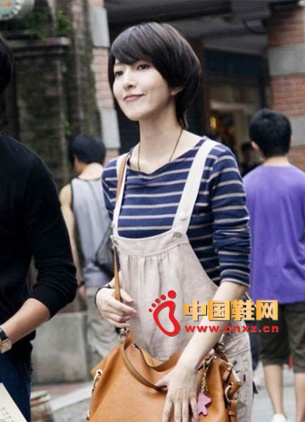 The blue and gray striped T-shirt looks simple, but wearing a khaki suspender brings a different feeling of freshness