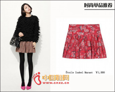 Since it is a skirt, how can you leave the floral? The shorter style makes the floral skirt look more fresh and light.