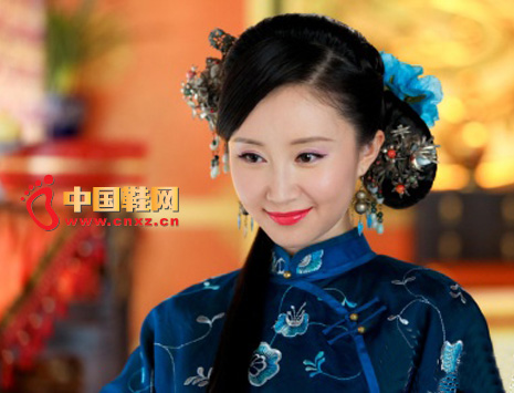 The color of the clothing is very good with the hairstyle, and the blue flowers and clothing behind the hair are in contrast.