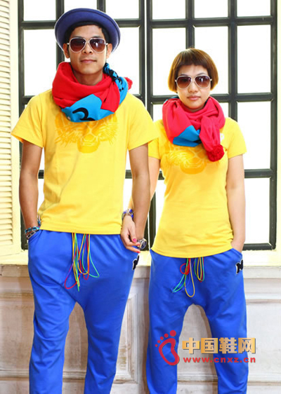 Blue and yellow with a bright color match, plus a mixed-colored scarf, let you feel the tide to IN fashion street style