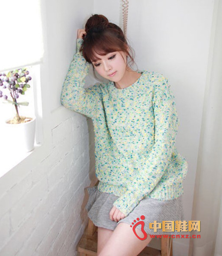 A small fresh knit sweater, with a fresh and lovely color, and a loose style, it has no sense of weight. No matter what clothes it is used for, it can be a unique one.