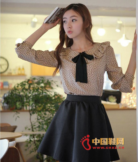 The whole outfit is very cute, simple Slim T-shirt, a little wave dotted to make clothes love