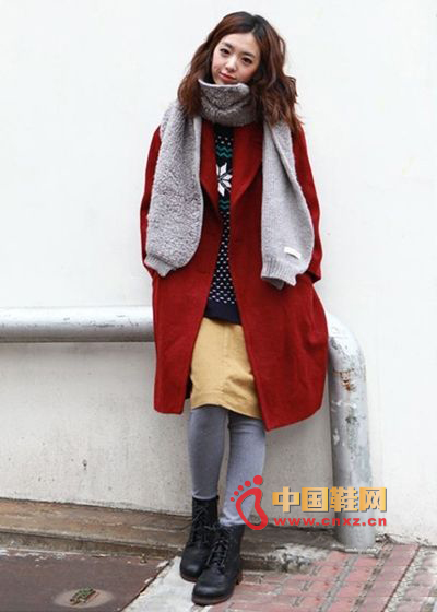 Long woolen coat, festive red happens to coincide with the new year, giving a warm feeling visually