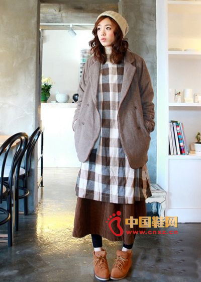 Retro British style double-breasted woolen jacket, light colors, loose and stylish style design
