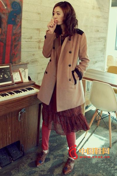 Pulled woolen coat, thick texture, full of warm texture, revealing a charming luxury style
