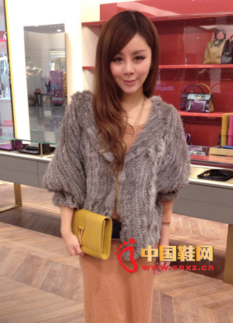 Lambskin Collar Silver Lantern Fur Coat + Japanese Sweet Low Neck Long Sweater + Earthy Clutch