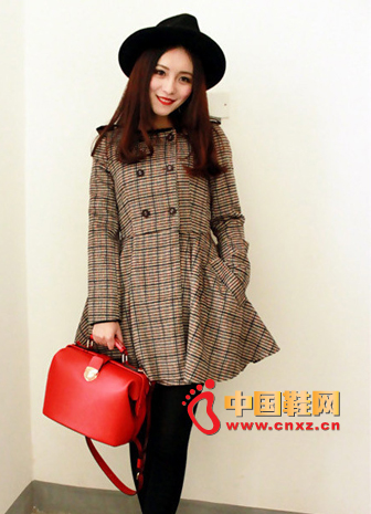 Double-breasted plaid trench coat + red small bag + camel boots, Wang Xiaoquan this dress looks very generous