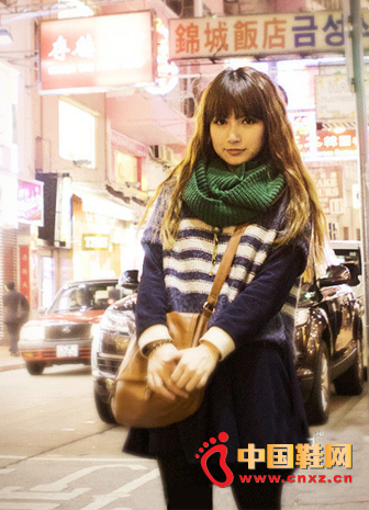 Slim Korean version of the blue and white striped long bottoming sweater + retro pleated tutu + camel Messenger bag