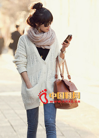 White knitted cardigan is very suitable for spring. V-neck design, stylish yet elegant; large pockets on both sides