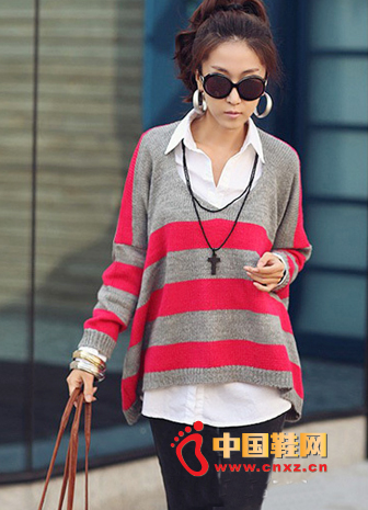 This sweater has a large round neck design, highlighting the graceful neck curve; red gray hit color stripes design