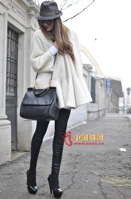 The white woolen coat looks so elegant, the addition of the skirt design makes the woolen coat no longer monotonous