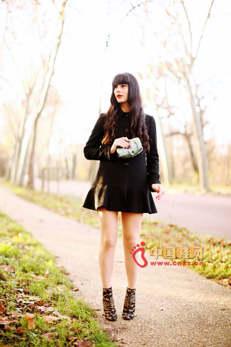 The black skirt woolly coat is full of little loli girl's feeling in the soft sunlight