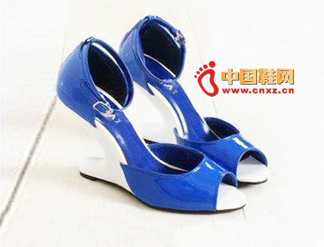 Korean version of the fish's beak wedge heel, with an open back strap design, and the blue and white stitching is very bright