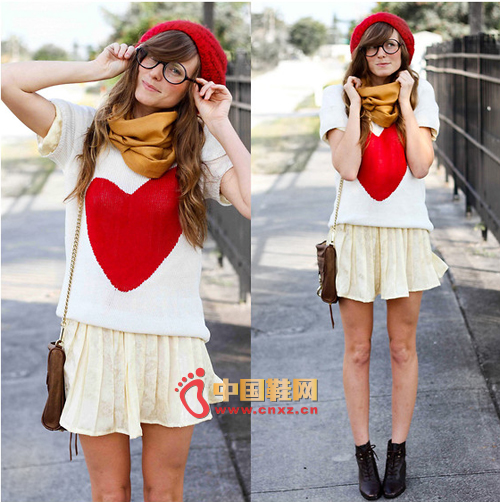 Is also a very love knit sweater, short-sleeved design, decorated with a red heart on the chest
