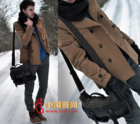 Very classic shirt take a coat, with blue shirt to show their vitality, khaki double breasted coat and jeans, casual shoes with