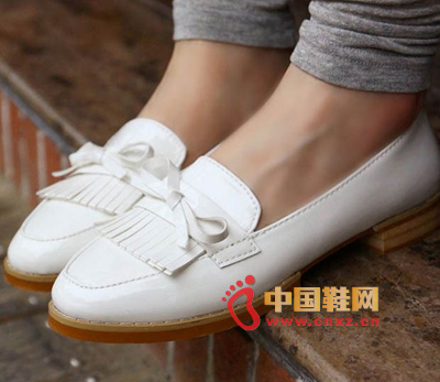 White flat shoes