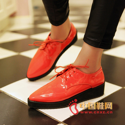 Patent leather platform shoes