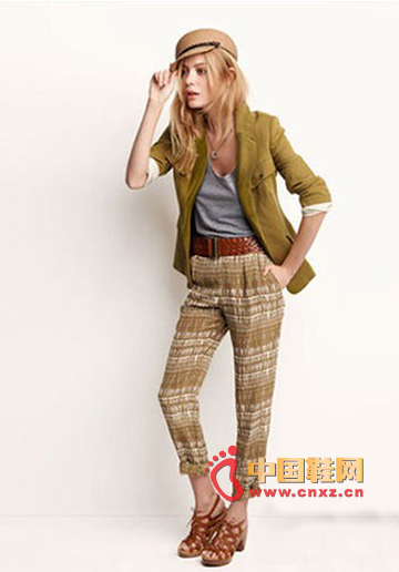 The most indispensable style of boy's wind is colored suits and trousers.