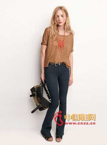 Brown loose T-shirt with skinny trumpet trousers, casual attire