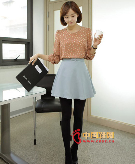 Basic style chiffon shirt, delicate and smooth and comfortable, round neck design can reveal the clavicle