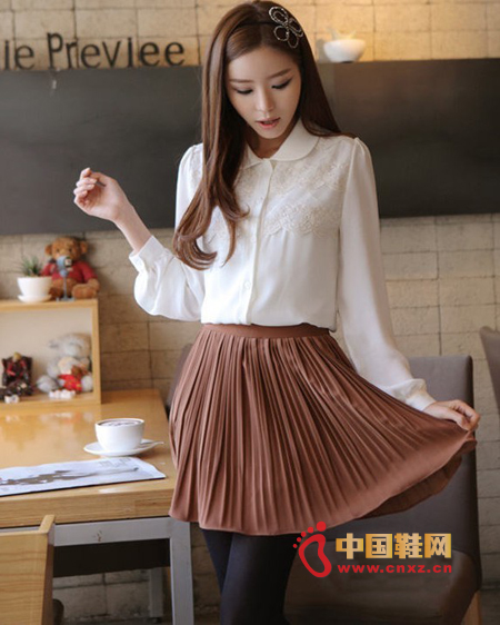 Chiffon fabric shirt, delicate and smooth and very sloping, the design of the small lapel looks very cute, chest lace design exquisite people put it down, the following with a nude pleated skirt, the posture of a small woman standing Obviously.