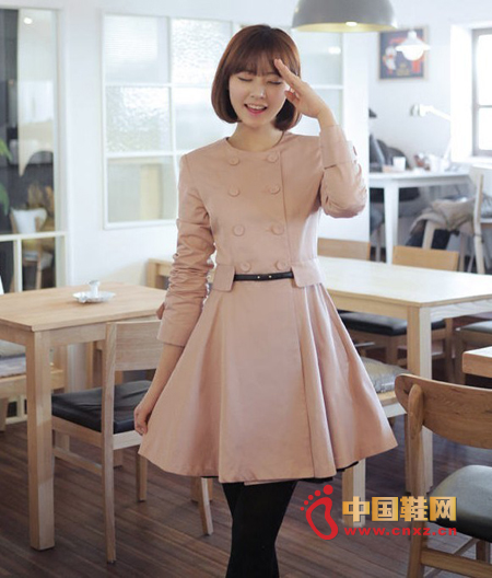 Simple style of sweet coat, round neck design is suitable to wear in the spring and autumn season