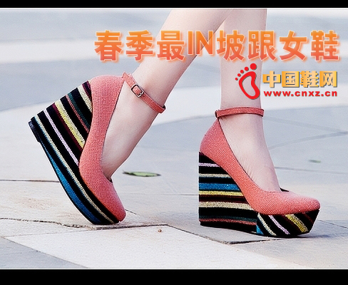 This ultra-high slope and women's shoes shine a lot. The rainbow-colored bottom heels are pretty, plus a ribbon buckle has a more design sense