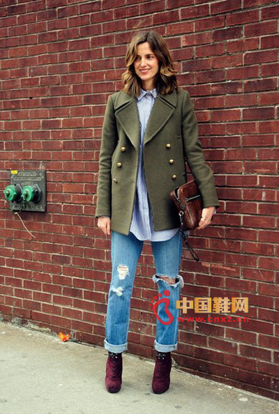 Boyfriend-style Oxford shirt with hole-pulled jeans, outside the military uniform style green double-breasted coat.