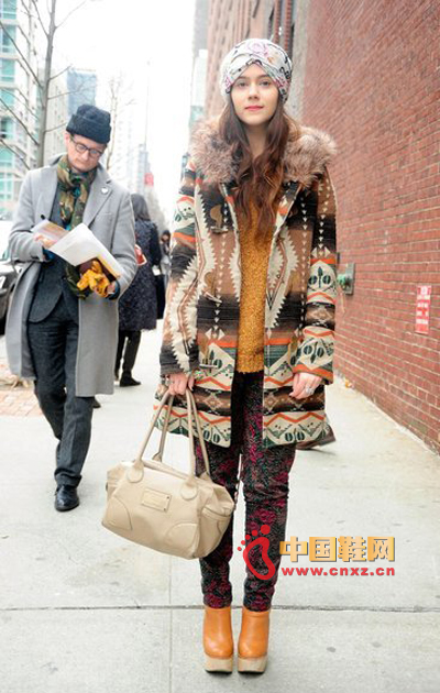 The printed pattern of the whole body is balanced with khaki sweaters, booties and beige handbags.