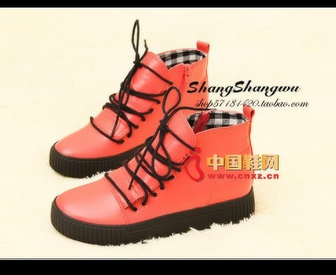 This lace-up shoe is full of the sweet atmosphere of the girl next door. You can be very oriental