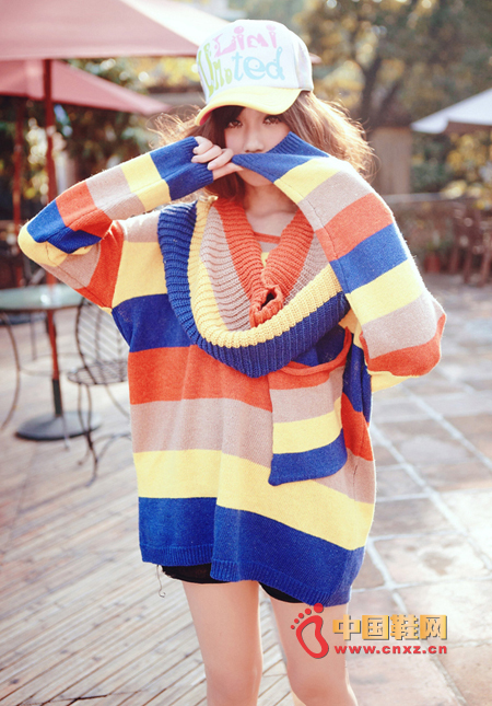 Candy-colored stripes hit the color knit sweater, collar collar and large oblique hanging pockets increase the childlike playfulness