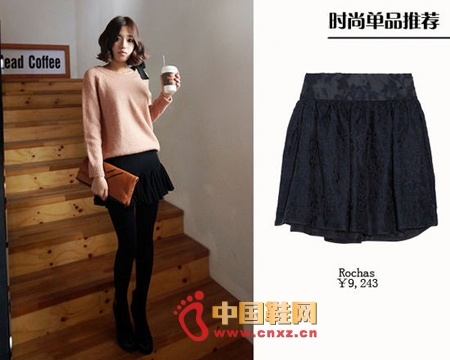 Black pleated skirt is a versatile single product, one is enough shiny, beautiful and attractive, loose-fitting knit shirt can be a good modification of the overall shape