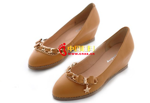 Small tipped toe design with shiny metal fittings, light brown color matching with classical beauty