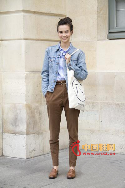 In the overall sense of a casual boy with a boyish style, it is eye-catching with earth colors.