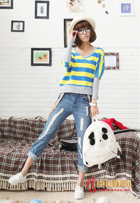 Loose rib stitching contrasting striped bat-sleeve sweater, casual style is very comfortable