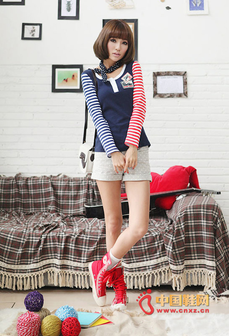 Contrast color T-shirt, the color of the stripes on the arm makes the clothes look very distinctive. Waves of shorts and scarves are very playful