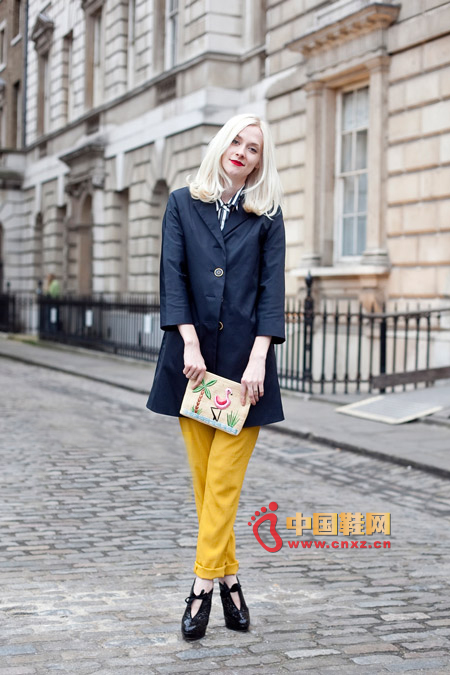 Bright yellow cone-leg pants are particularly suitable for this season, with a blue-blue sleeve jacket, calm and generous