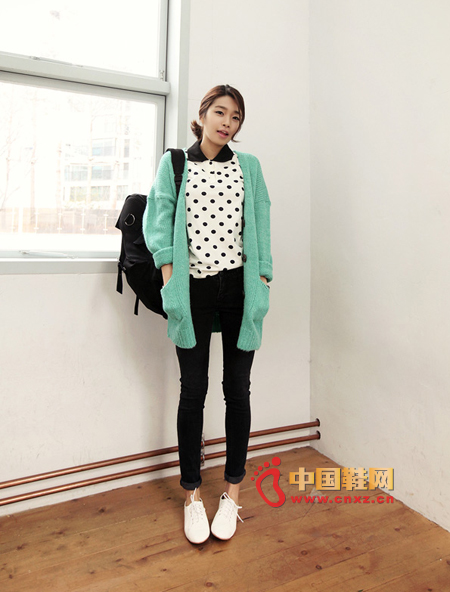 Pretty spring knit sweater, light green colors make people look full of good mood