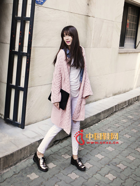 Coarse pink knitted cardigan, simple models, classic wild basic colors, are very stylish