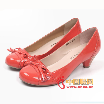 In the spring of warmth and warmth, a pair of comfortable Tianmei Yi shoes must have. Bright patent leather