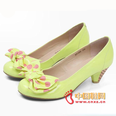 Lemon yellow (day beauty Italian shoes) is the most suitable for wearing in the spring, the bow of the wave point bow personality personality eye-catching