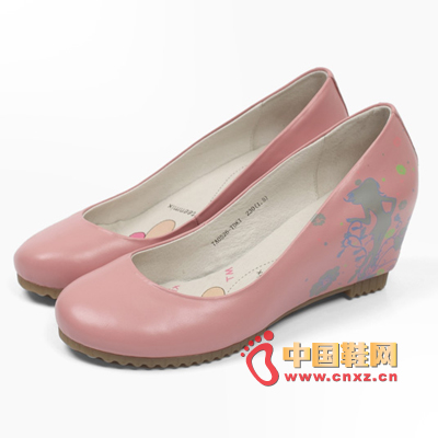 Printed shallow wedge heeled shoes, beautiful flowers on the upper, flower-like girls in them, beautiful and moving