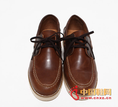 Modern retro stitching casual shoes, simple pressure seaming elements, milky sole treatment