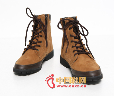 Suede designed boots, the toe is relatively narrow, brown color, naturally concise. Side zipper opening