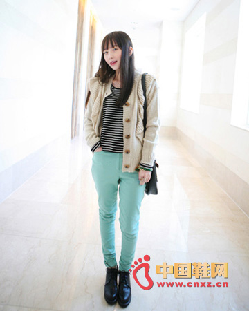 Ruffled design sweater coat with mint green slim trousers