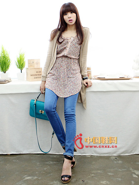 Chiffon material floral dress is really the best choice, as long as you can wear a pair of pants with pants