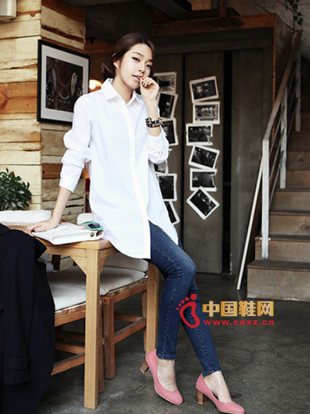 Pure white basic shirt, simple style, very wild. Inner buttons open, appear more tidy