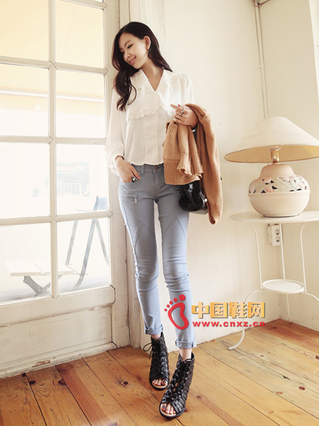 Elegant lace edge, the overall feeling is clear and natural, loose version, comfortable and slim