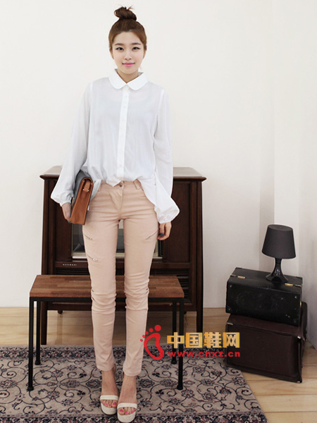 Similar to the basic shirt, the feeling between the shirt and the blouse, a simple modern feeling